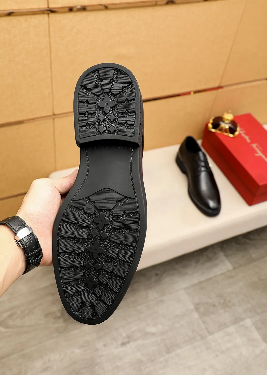 Men's shoes 💰462 💐 Product trademark: Ferragamo "Ferragamo" business leather shoes Regular size: 38-44 (45.46🉑️customized) Product materials: Selected imported first-layer calfskin embossed upper + luxury hardware buckle, imported water-dyed cow leather lining. Strong three-dimensional visual effect, rubber outsole Color: 1⃣️color optional